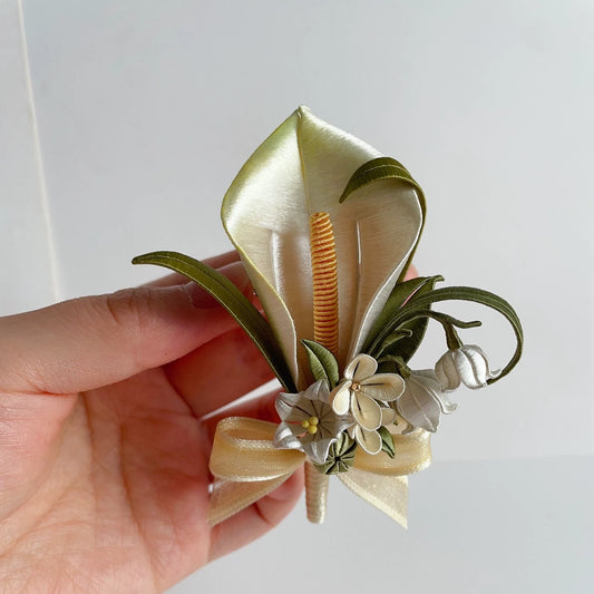 Boutonnière su misura con Calla Lily - Boutonnière di seta (Chanhua)