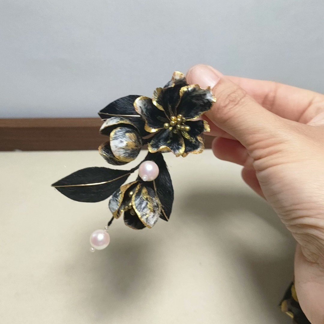 Fermaglio Ronghua Fatto a Mano Nero e Oro - Accessorio Artigianale per Capelli in Seta Floreale