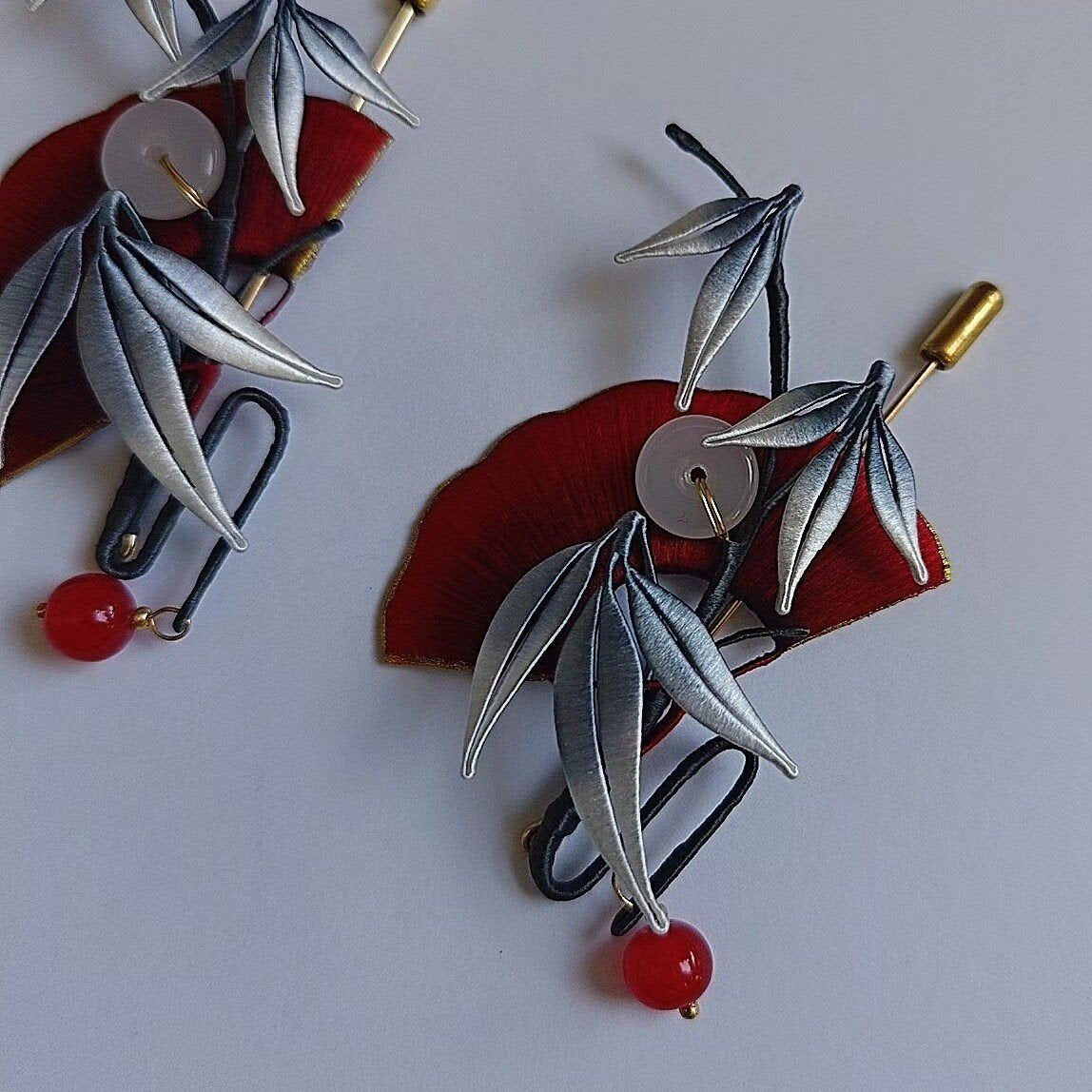 Spilla artigianale Chanhua a ventaglio rosso avvolto in filo e bambù - Eleganza orientale