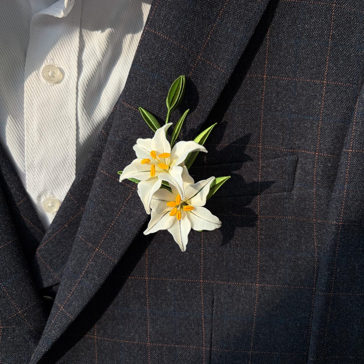 Handmade Chanhua Small Lily Brooch - Intricate Thread Wrapped Accessory