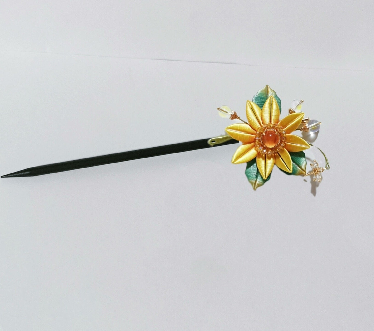 Spilla a girasole Chanhua fatta a mano - Accenti in cristallo e pietra di luna