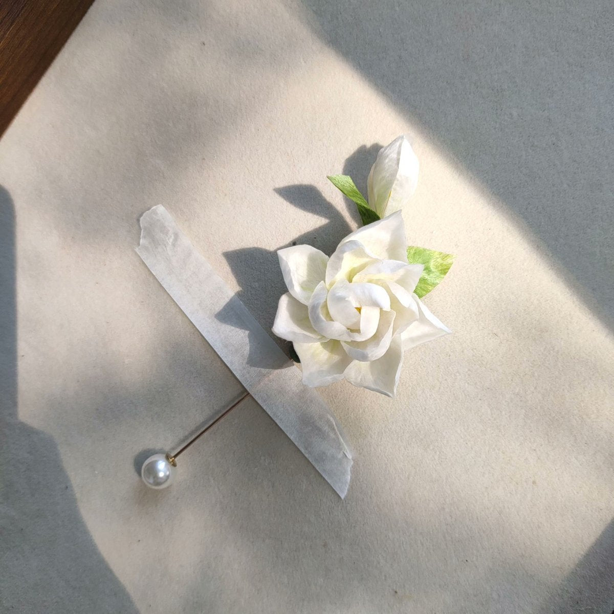 Spilla Ronghua con gardenia fatta a mano - Spilla floreale artigianale in seta