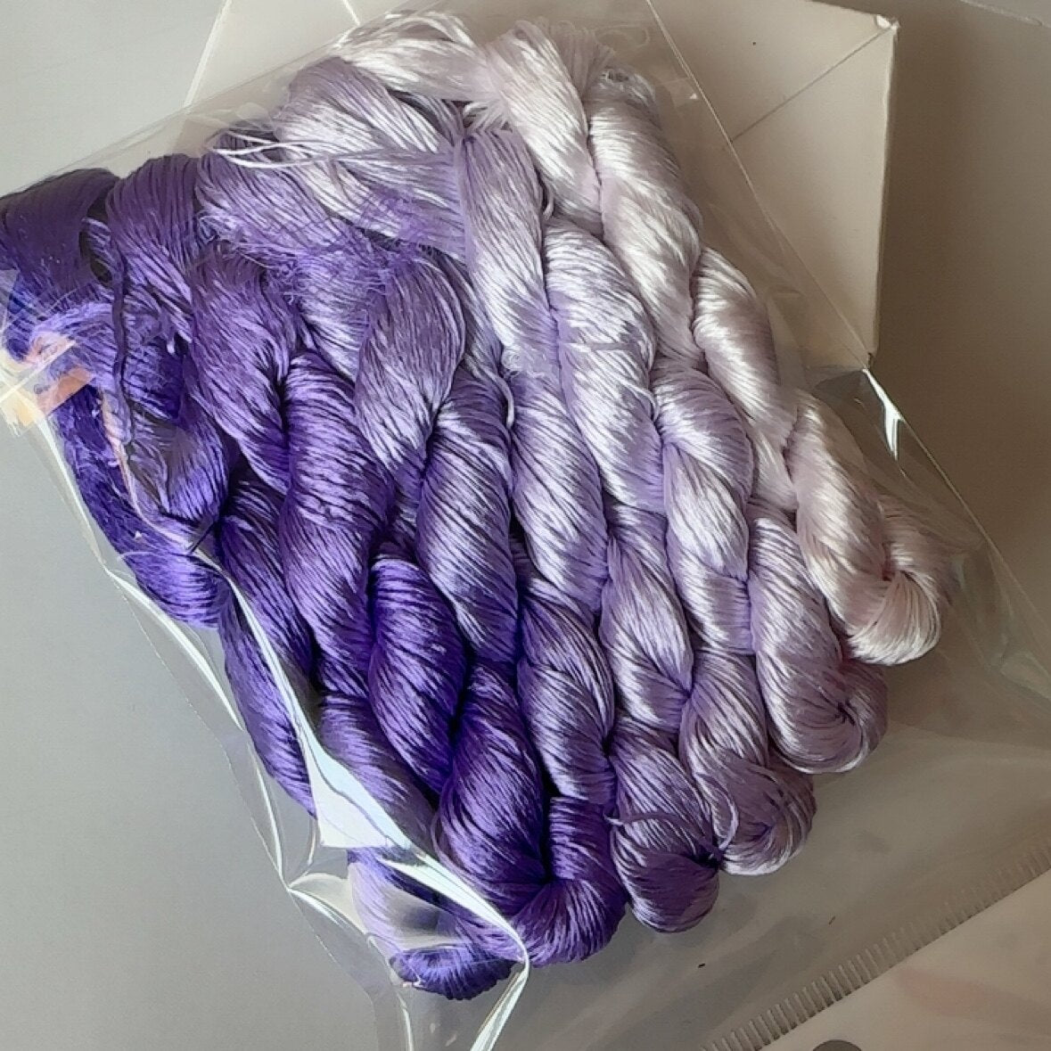 Fil de soie de mûrier non torsadé pour broderie de Suzhou 80 m (#96青莲紫 80 m*6) - Fils Ronghua