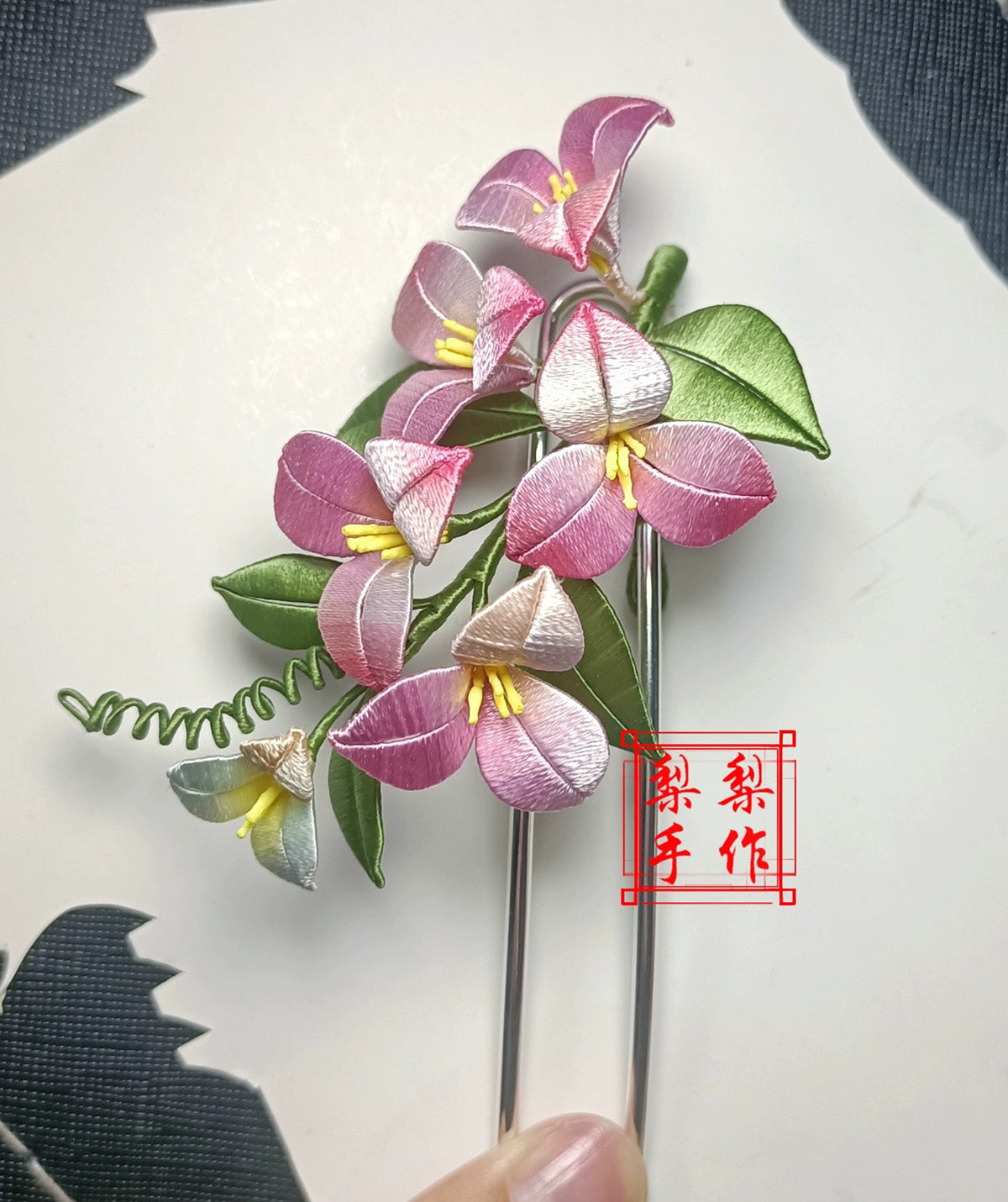 Fermaglio su misura Triangle Plum - Fermaglio in seta (Chanhua)