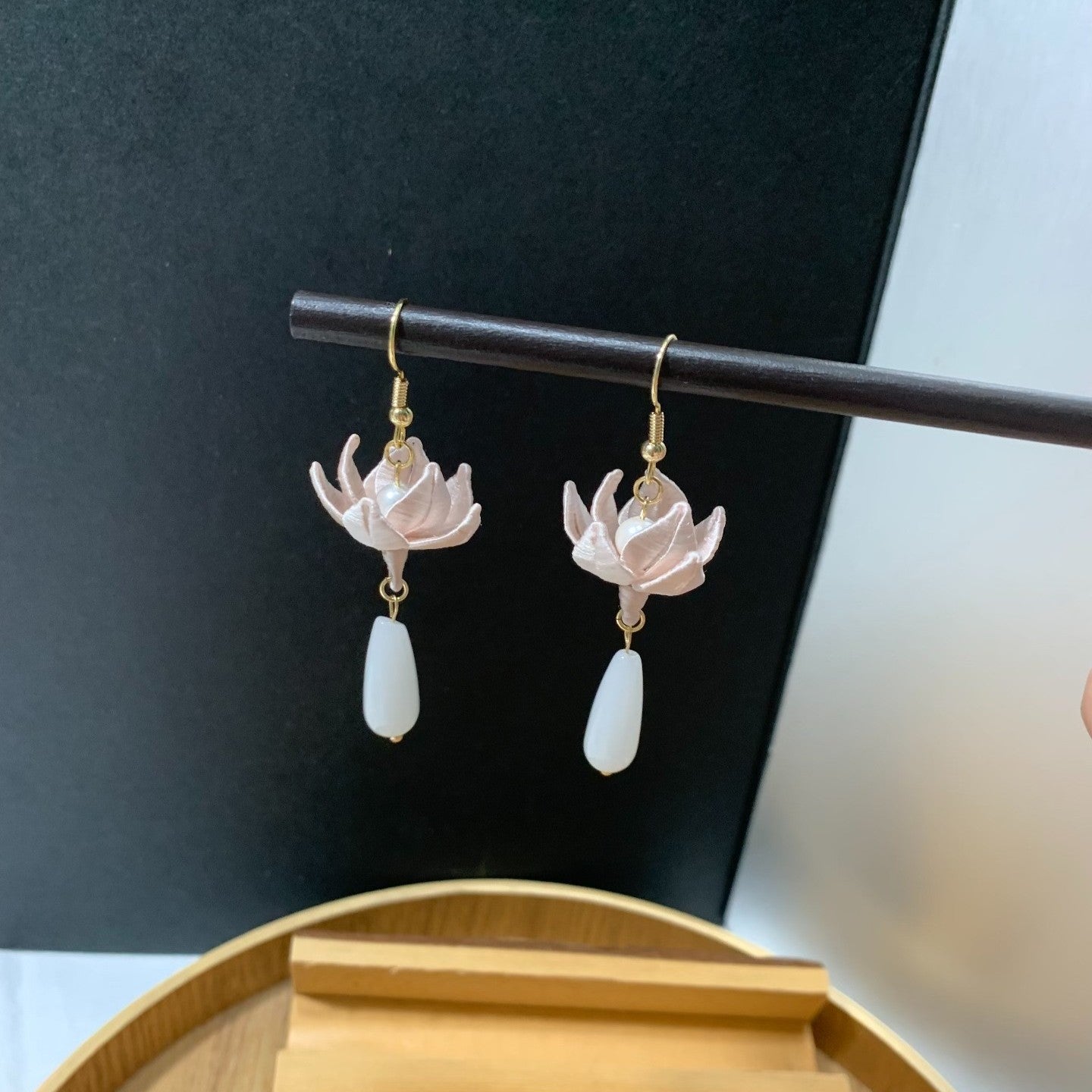 Boucles d'oreilles pendantes artisanales Chanhua Lotus - Boucles d'oreilles pendantes fleuries en fil
