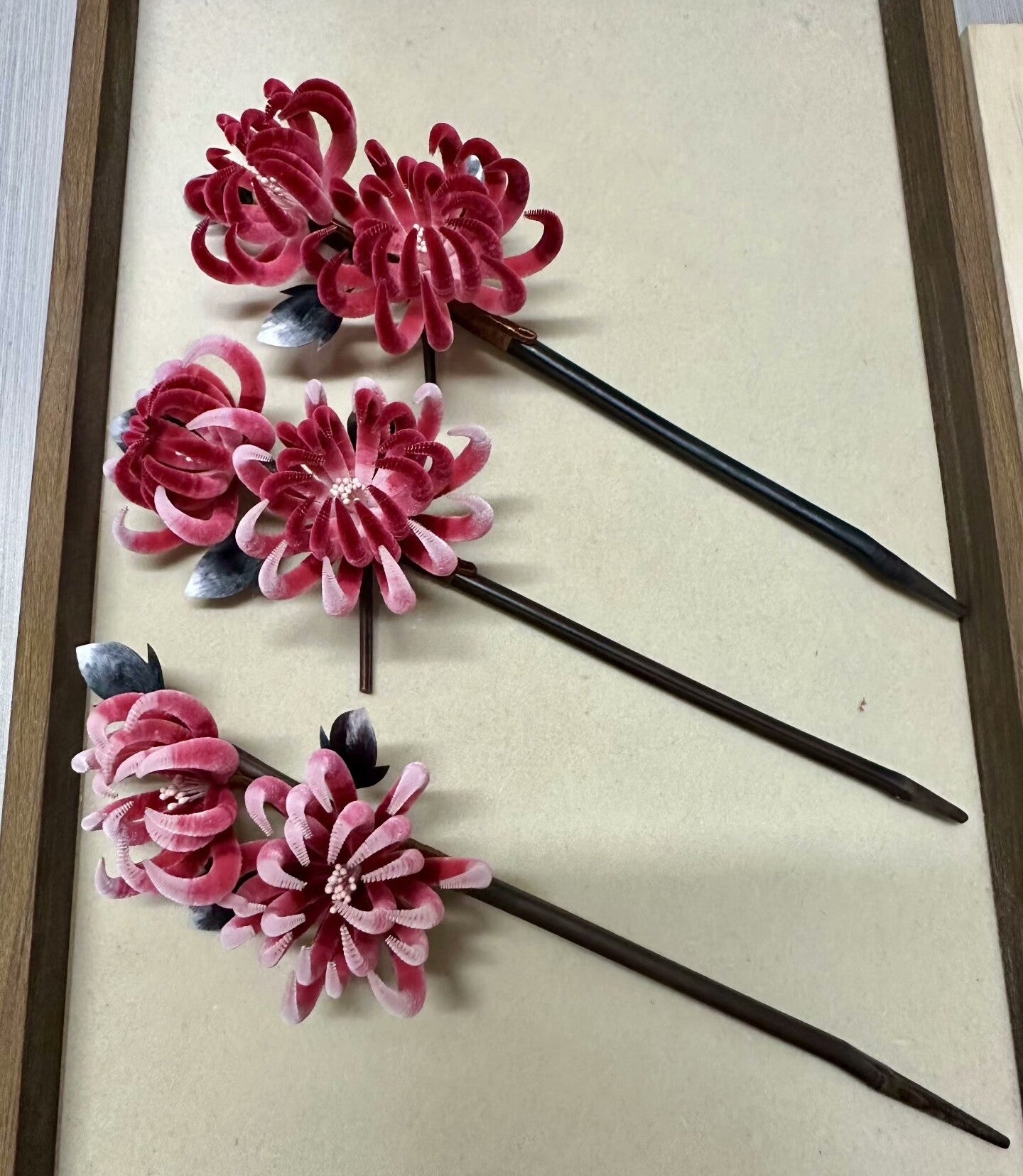 Épingle à Cheveux Double-Tête Chrysanthème Rouge Ronghua Faite à la Main | Coiffe en Bois Fleur en Velours de Soie de Mûrier