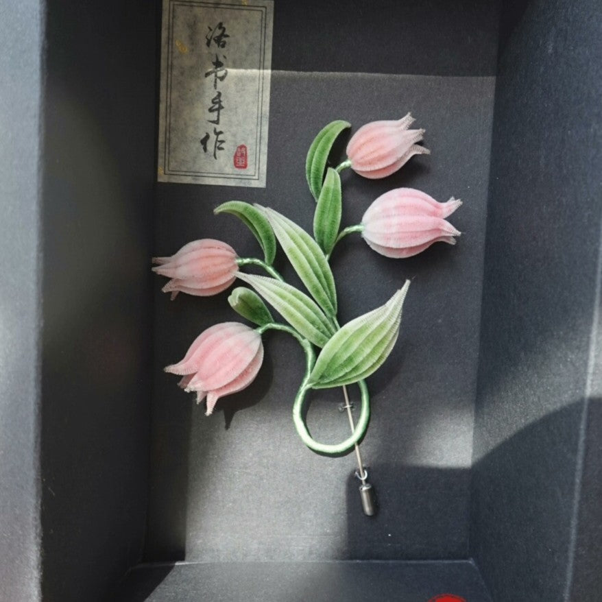 Broche muguet Ronghua faite à la main | Broche fleur clochette en velours de soie de mûrier rose