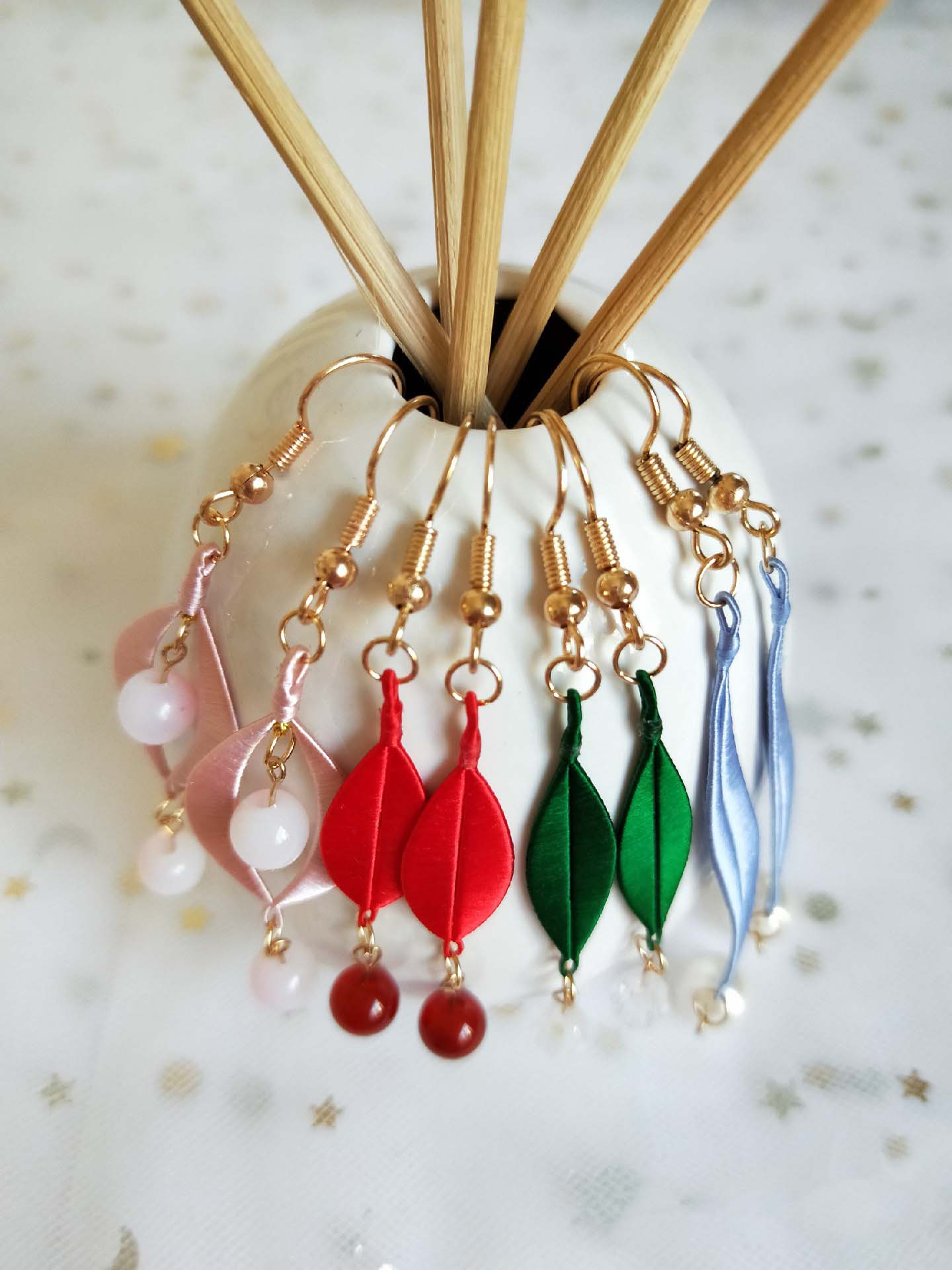 Boucles d'oreilles faites à la main arc-en-ciel - Boucles d'oreilles en soie colorées (Chanhua)