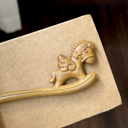 Pique à cheveux en bois de santal vert naturel - Épingle à cheveux motif cheval à bascule #木马