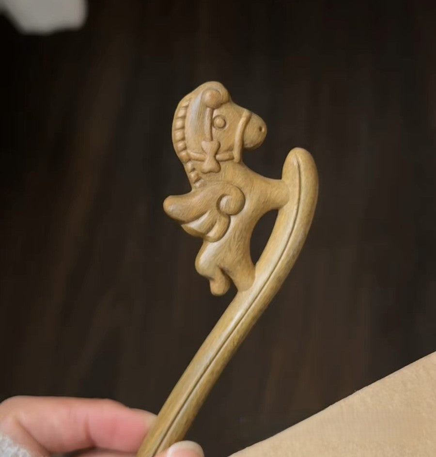 Pique à cheveux en bois de santal vert naturel - Épingle à cheveux motif cheval à bascule #木马