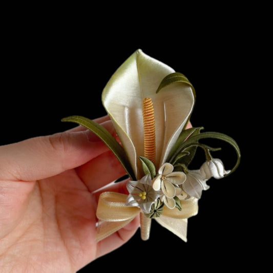 Boutonnière su misura con Calla Lily - Boutonnière di seta (Chanhua)