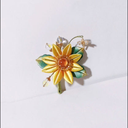 Spilla a girasole Chanhua fatta a mano - Accenti in cristallo e pietra di luna