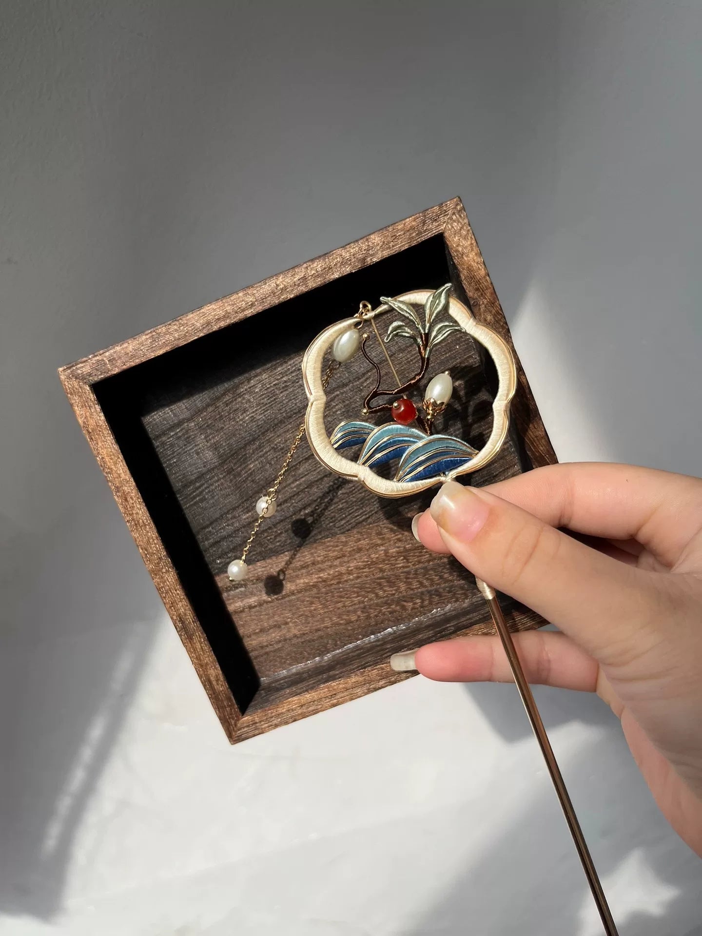 A handmade Chanhua fan - shaped hairpin with blue and white patterns, red and white beads, and pearl chain-3