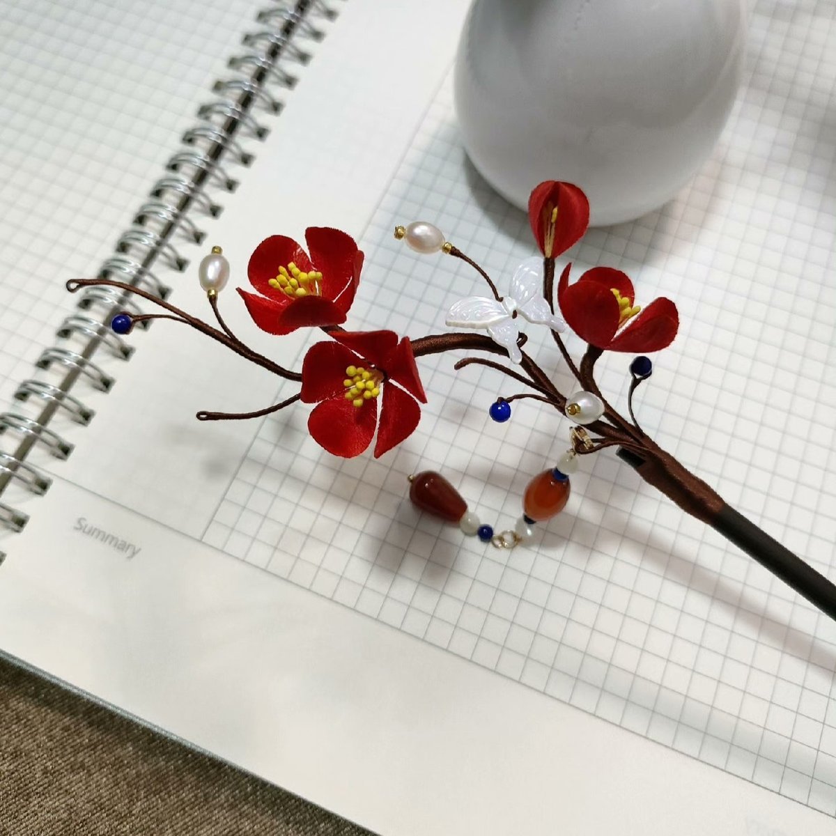 Épingle à Cheveux Fleur de Prunier en Velours de Soie Ronghua Faite à la Main
