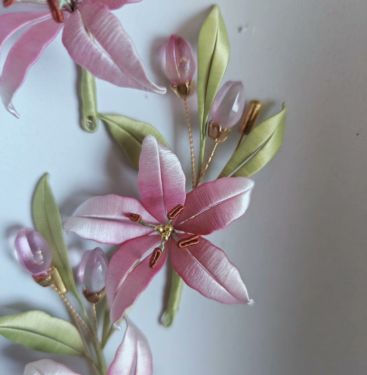 Spilla artigianale Gigli Rosa Avvolti in Filo - Spilla Floreale Chanhua Artigianale