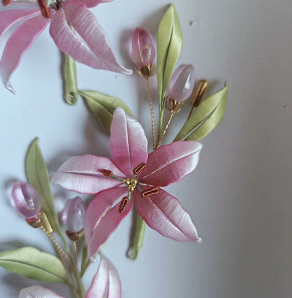 Spilla artigianale Gigli Rosa Avvolti in Filo - Spilla Floreale Chanhua Artigianale