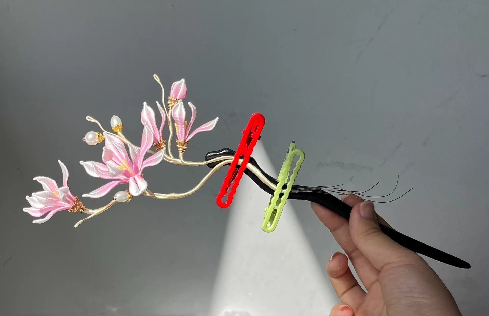 A hand - held golden hair comb with pink handmade Chanhua magnolia flowers and pearls-3
