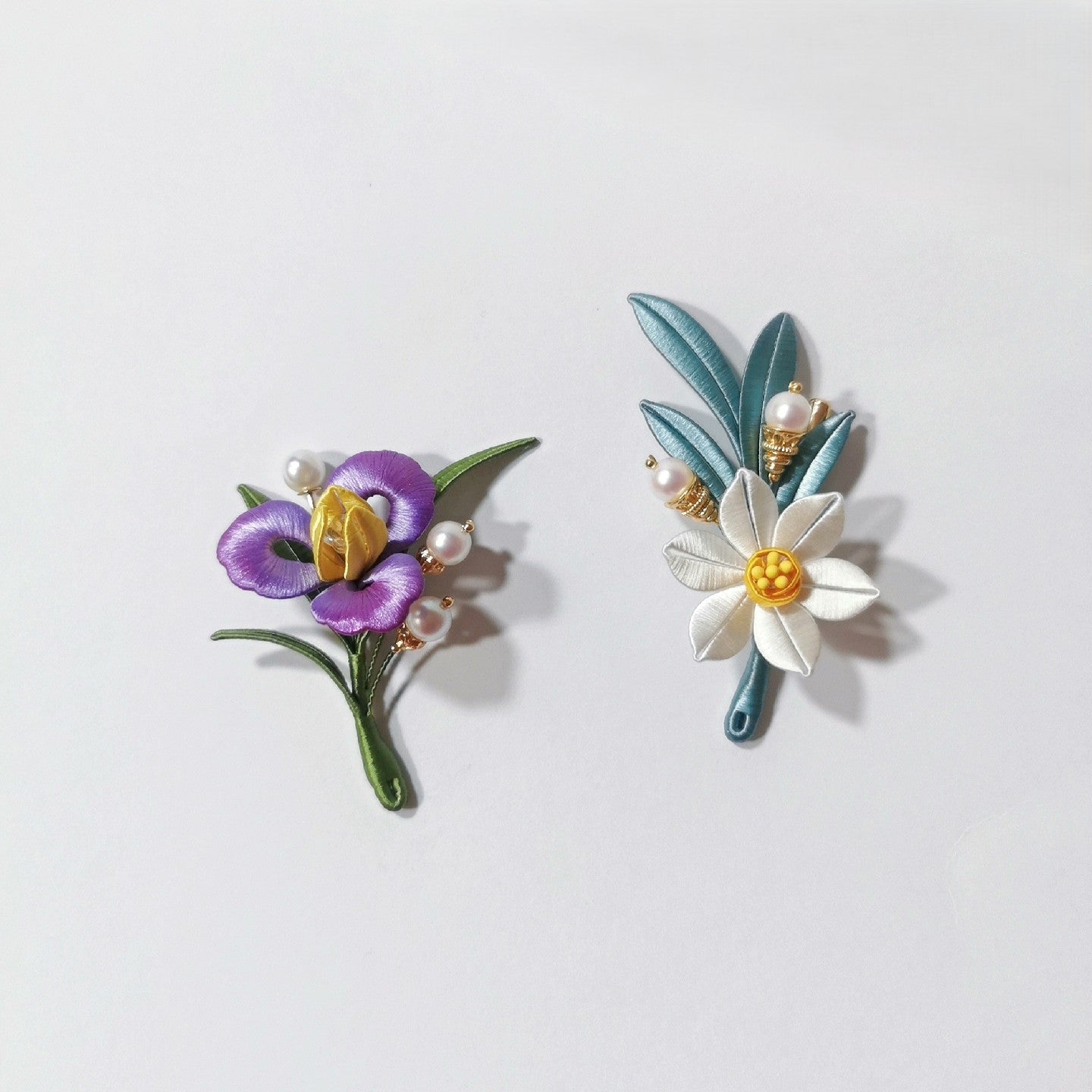 Broche Narcisse Chanhua faite main – Fleur blanche, feuilles sarcelle et perle
