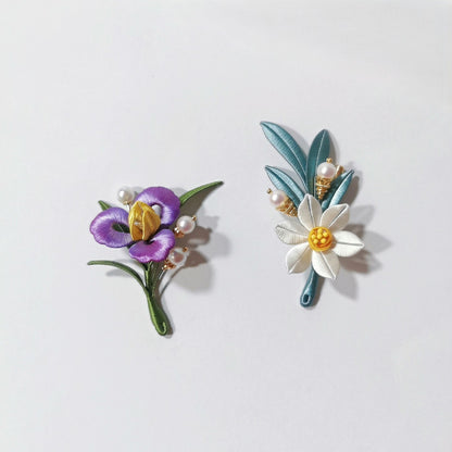 Broche Narcisse Chanhua faite main – Fleur blanche, feuilles sarcelle et perle
