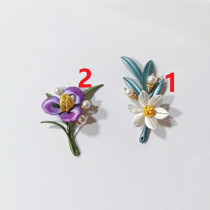 Broche Narcisse Chanhua faite main – Fleur blanche, feuilles sarcelle et perle