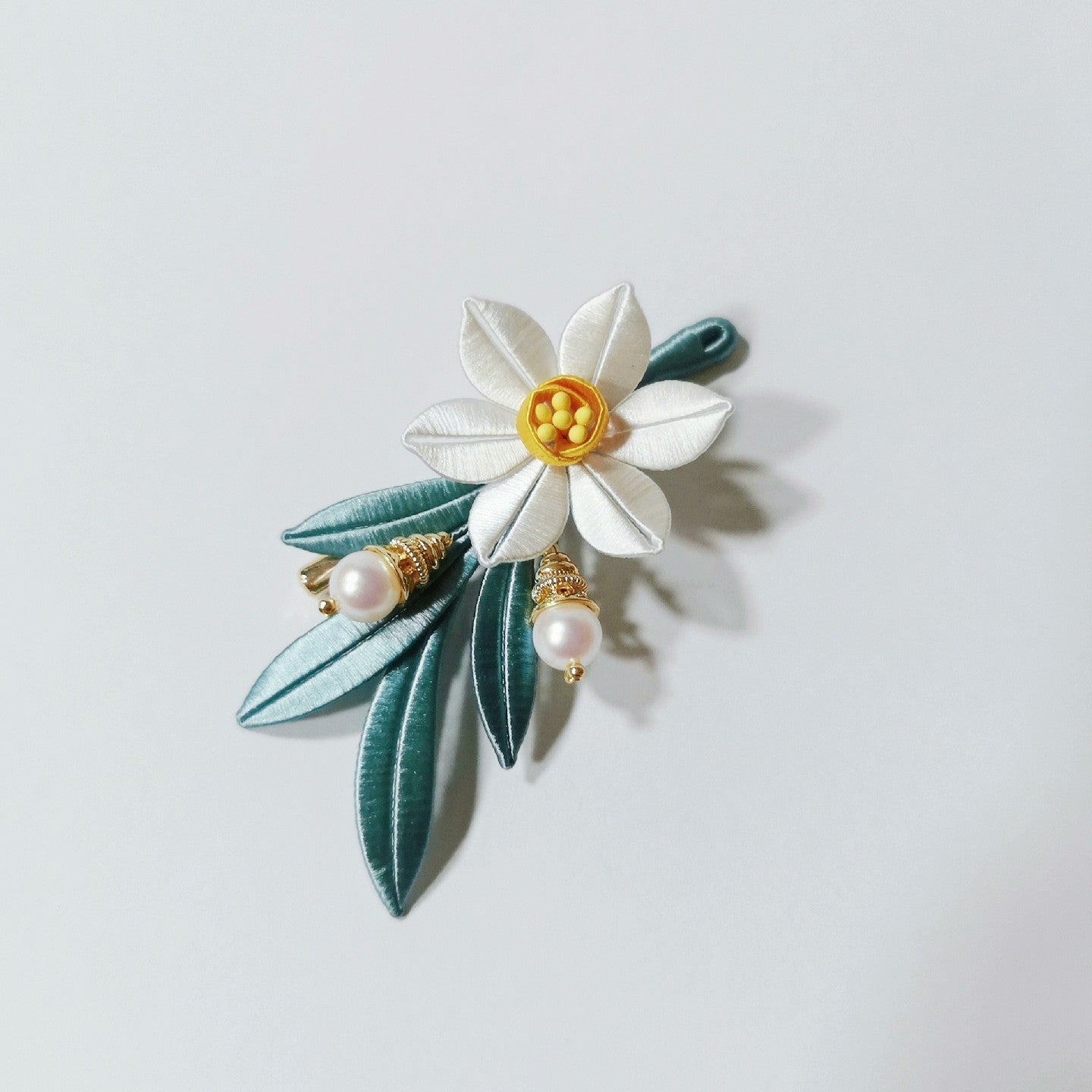 Broche Narcisse Chanhua faite main – Fleur blanche, feuilles sarcelle et perle