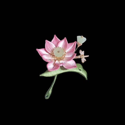 Spilla artigianale Chanhua a forma di loto - Fiore rosa con bocciolo di giada e libellula