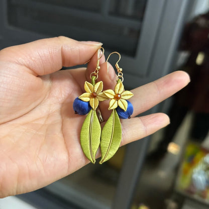 Boucles d'oreilles Chanhua Myrtille faites à la main - Boucles d'oreilles pendantes fleurs bleues et dorées