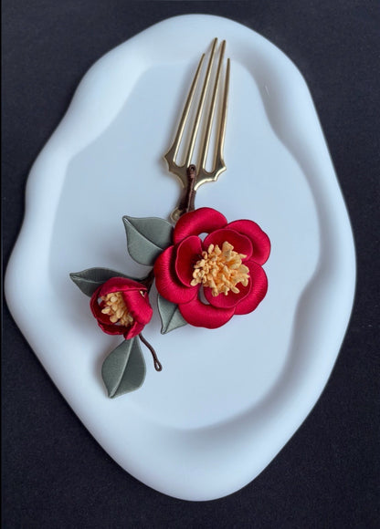 A handmade chanhua hair comb with red and white flowers and green leaves-5