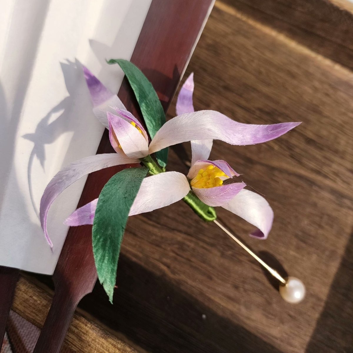 Spilla Iris Ronghua fatta a mano - Spilla floreale artigianale in seta da bavero
