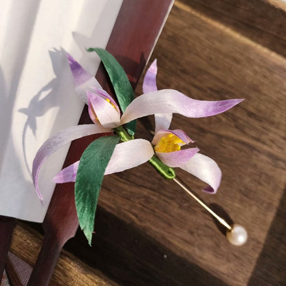 Spilla Iris Ronghua fatta a mano - Spilla floreale artigianale in seta da bavero
