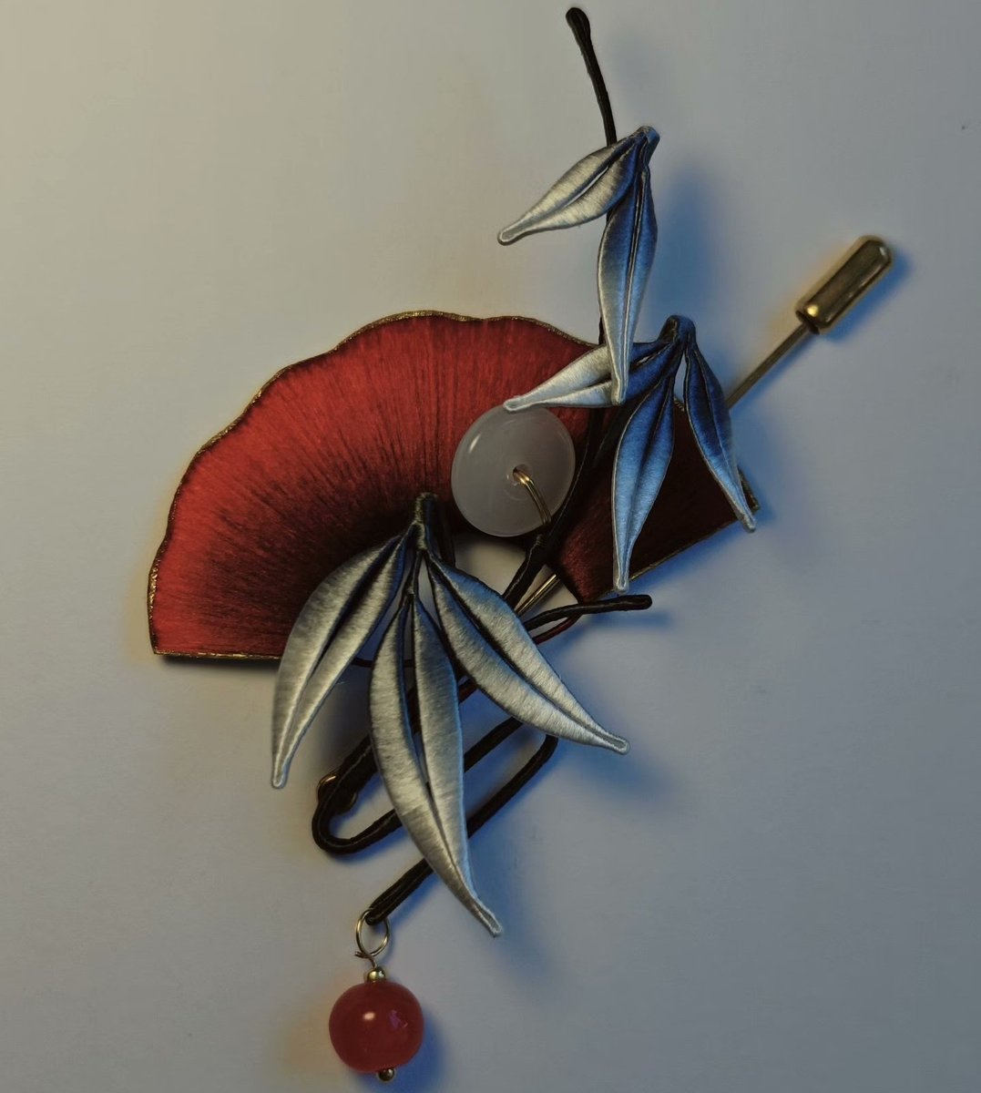 Spilla artigianale Chanhua a ventaglio rosso avvolto in filo e bambù - Eleganza orientale