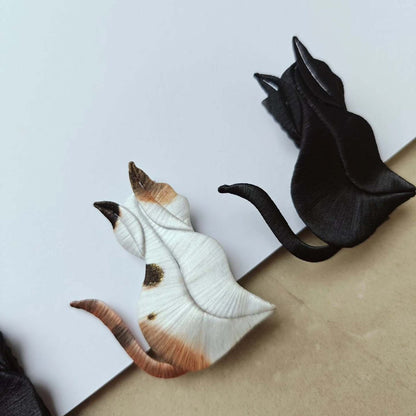 Handmade Thread-Wrapped Cat Brooch - Artisanal Chanhua Feline Floral Accessory