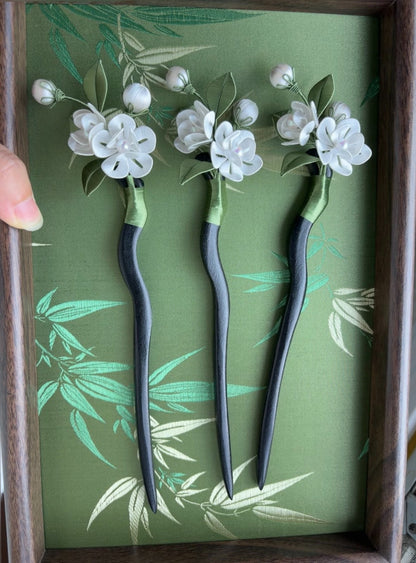 Handmade Chanhua jasmine hairpins with white flowers and green leaves on black pins-3