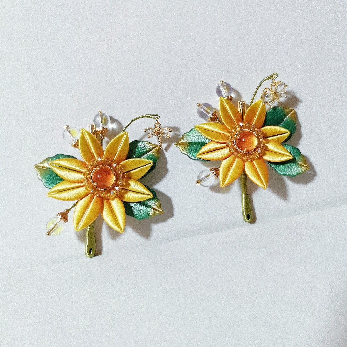 Spilla a girasole Chanhua fatta a mano - Accenti in cristallo e pietra di luna