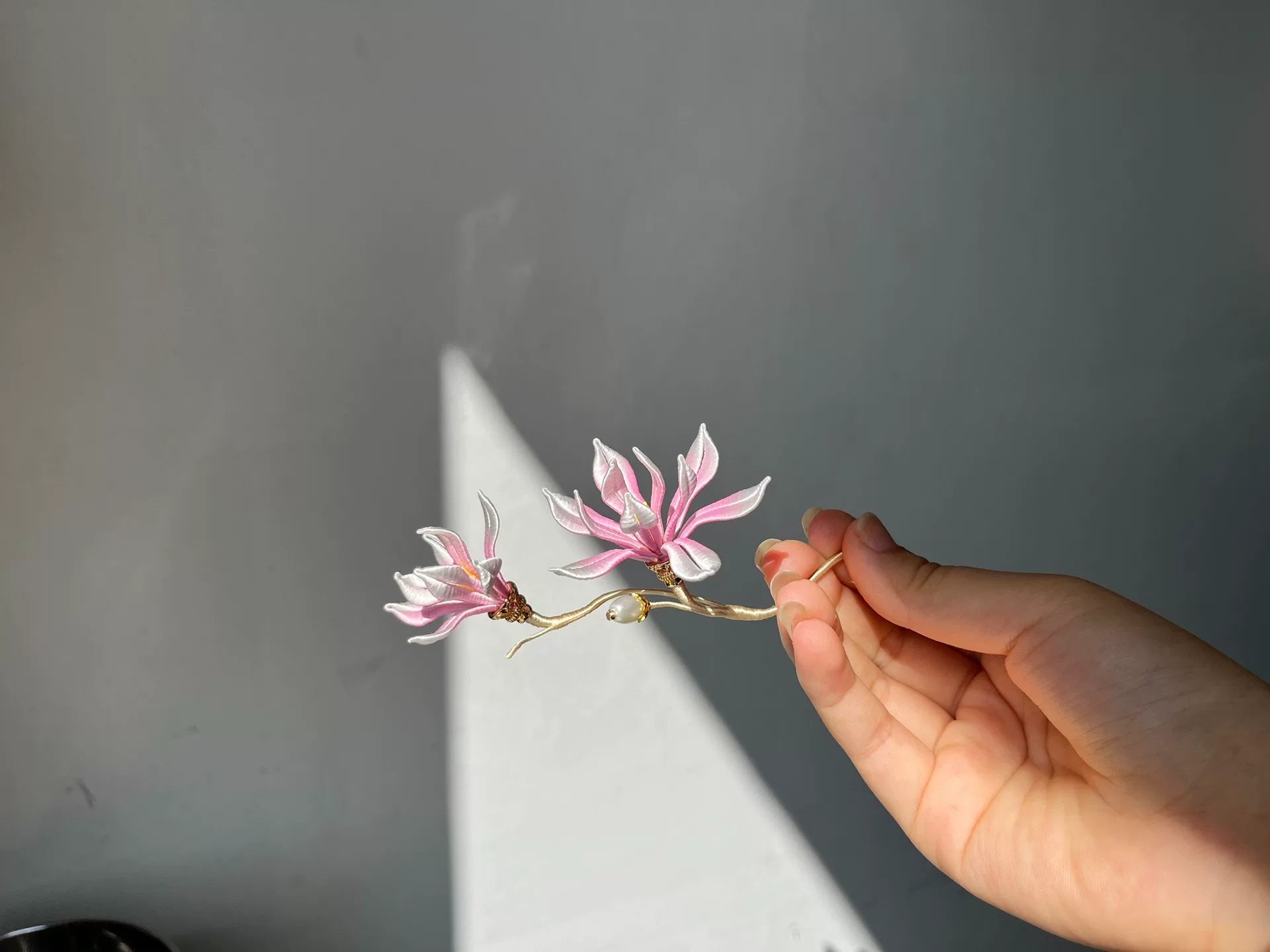A hand - held golden hair comb with pink handmade Chanhua magnolia flowers and pearls-5