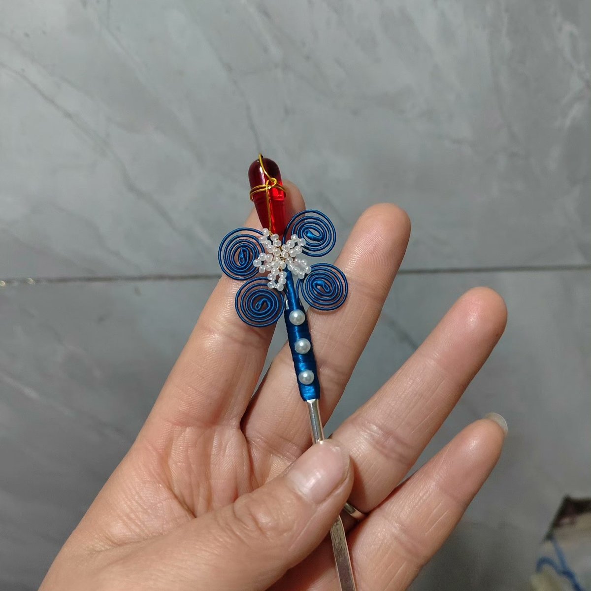 Épingle à cheveux faite main en fil enroulé Chanhua – Élégant accessoire floral pour cheveux