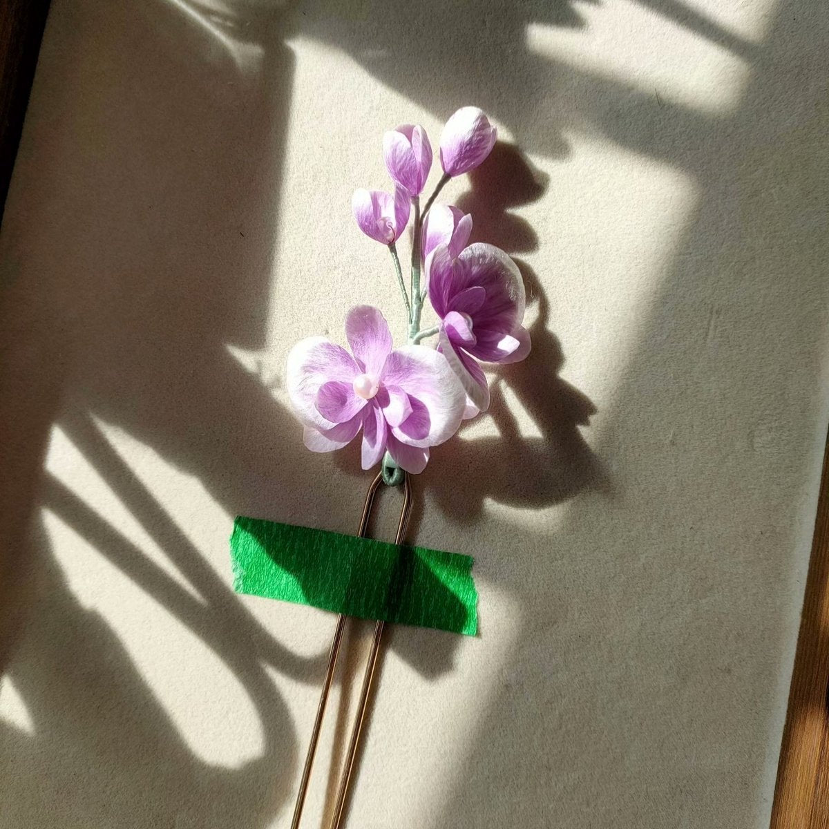 Fermaglio per capelli Ronghua in orchidea viola sfumata fatto a mano - Fascia floreale artigianale in seta