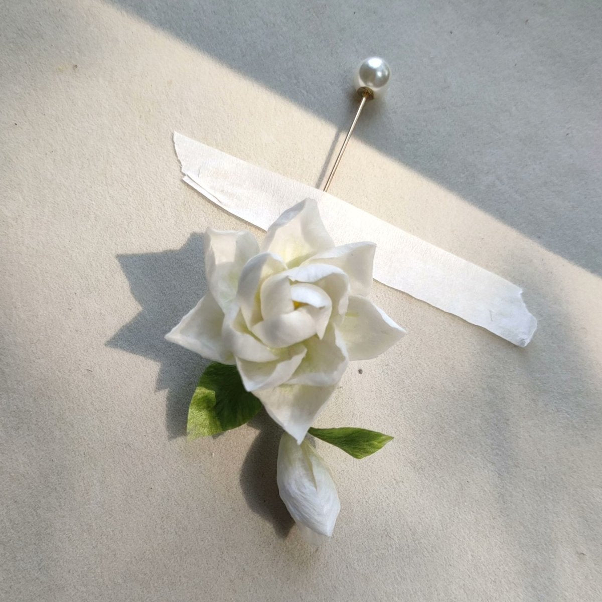 Spilla Ronghua con gardenia fatta a mano - Spilla floreale artigianale in seta