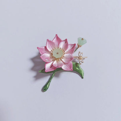 Spilla artigianale Chanhua a forma di loto - Fiore rosa con bocciolo di giada e libellula