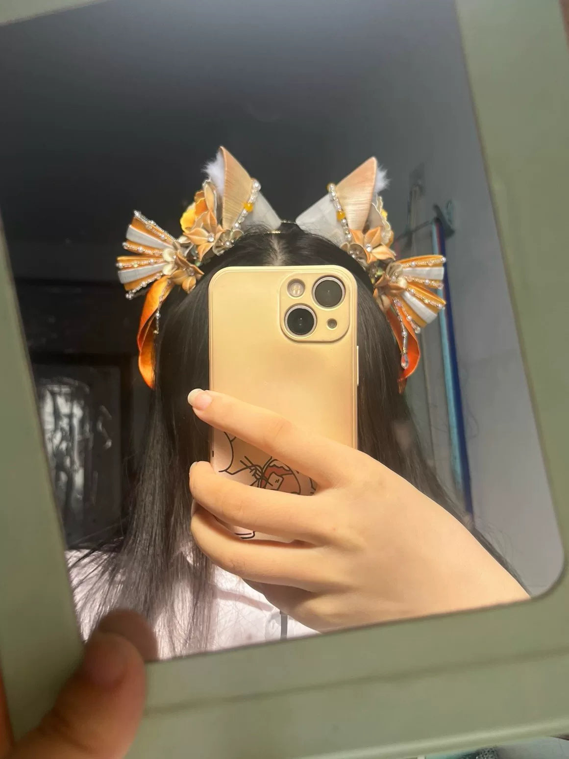 A hand - held handmade Chanhua cat - ear hair hoop with pink and white floral and beaded decorations-5