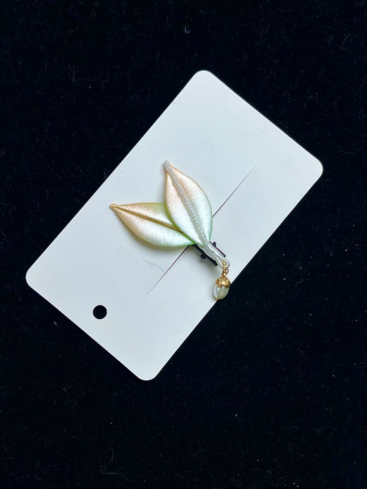 Handmade Chanhua leaf - shaped hair clips with pastel colors and hanging pearls-2