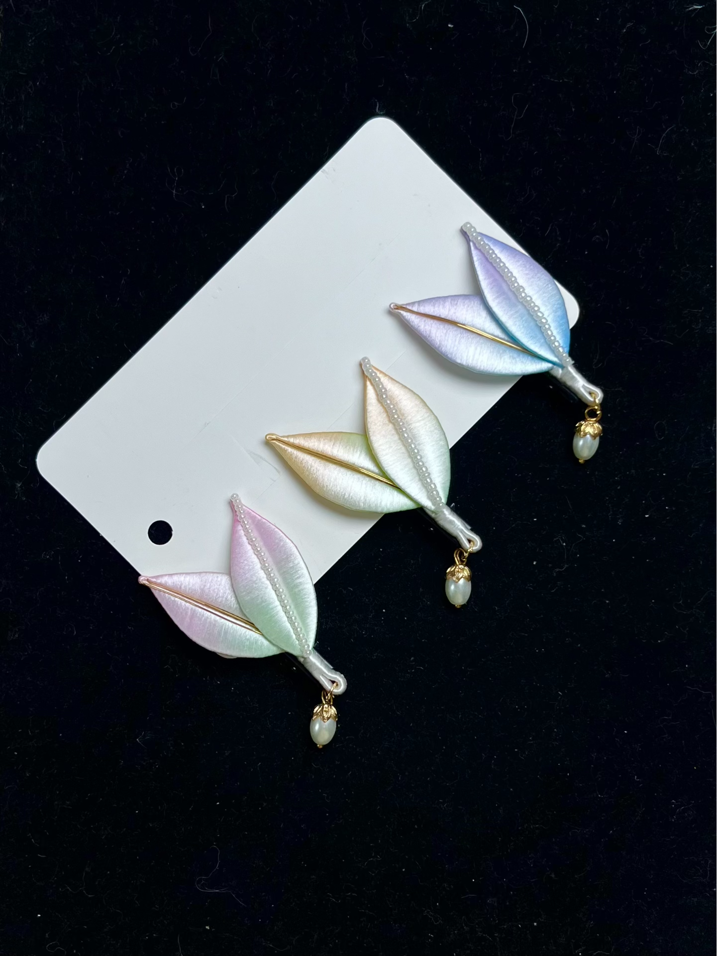 Handmade Chanhua leaf - shaped hair clips with pastel colors and hanging pearls