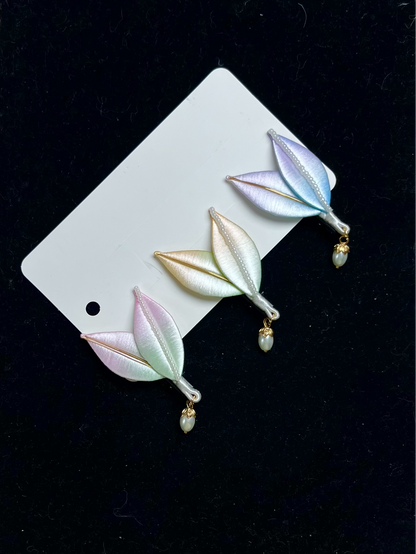 Handmade Chanhua leaf - shaped hair clips with pastel colors and hanging pearls