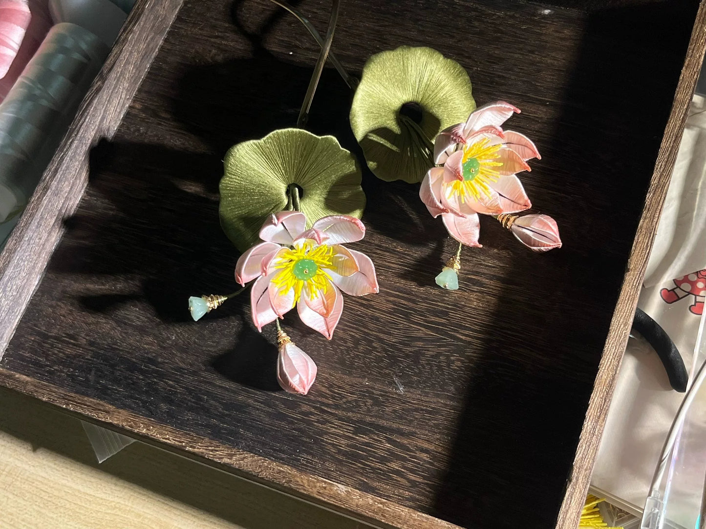 Handmade Chanhua dyed pink lotus hairpins with green leaves and yellow stamens