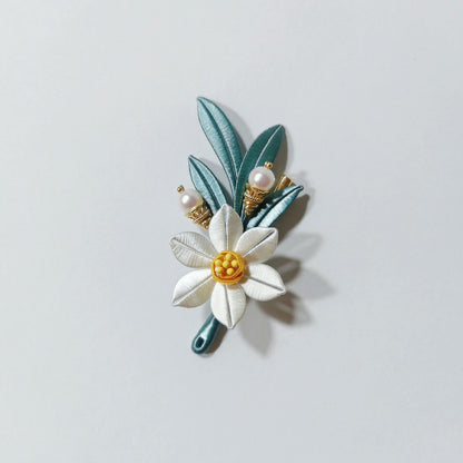 Broche Narcisse Chanhua faite main – Fleur blanche, feuilles sarcelle et perle