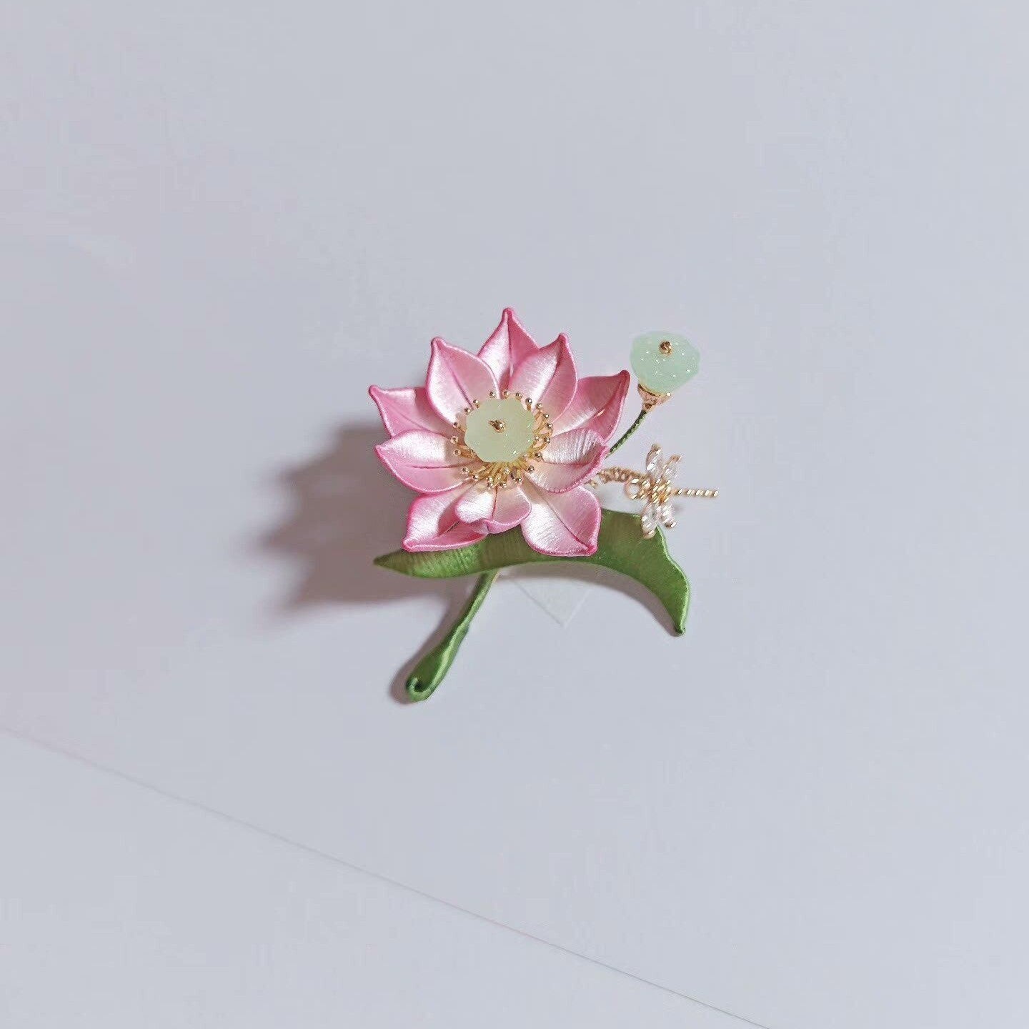 Spilla artigianale Chanhua a forma di loto - Fiore rosa con bocciolo di giada e libellula