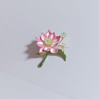 Spilla artigianale Chanhua a forma di loto - Fiore rosa con bocciolo di giada e libellula