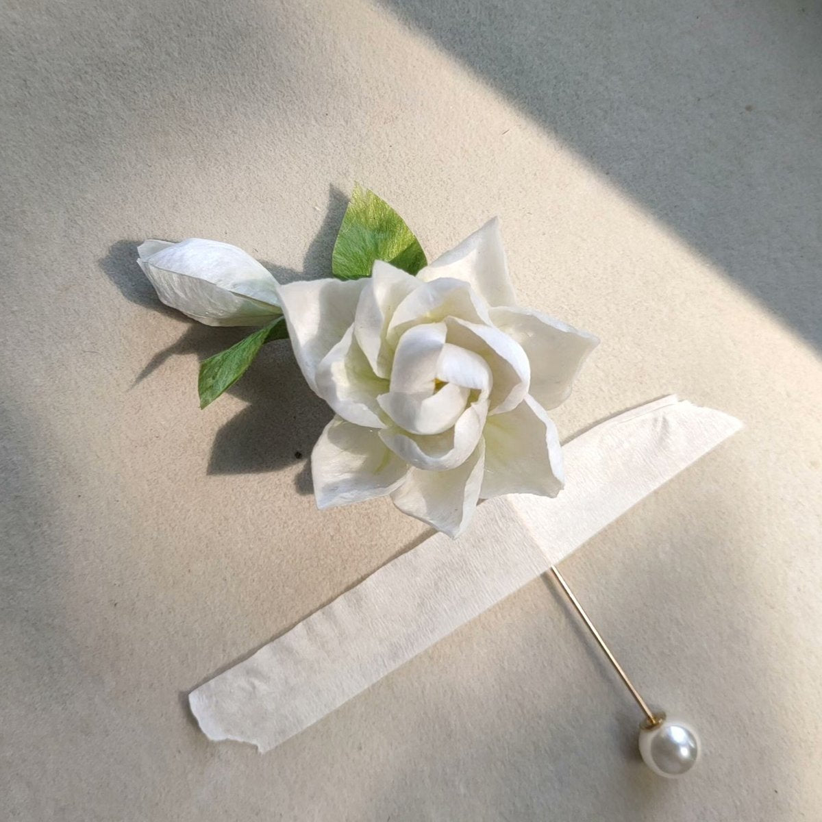 Spilla Ronghua con gardenia fatta a mano - Spilla floreale artigianale in seta