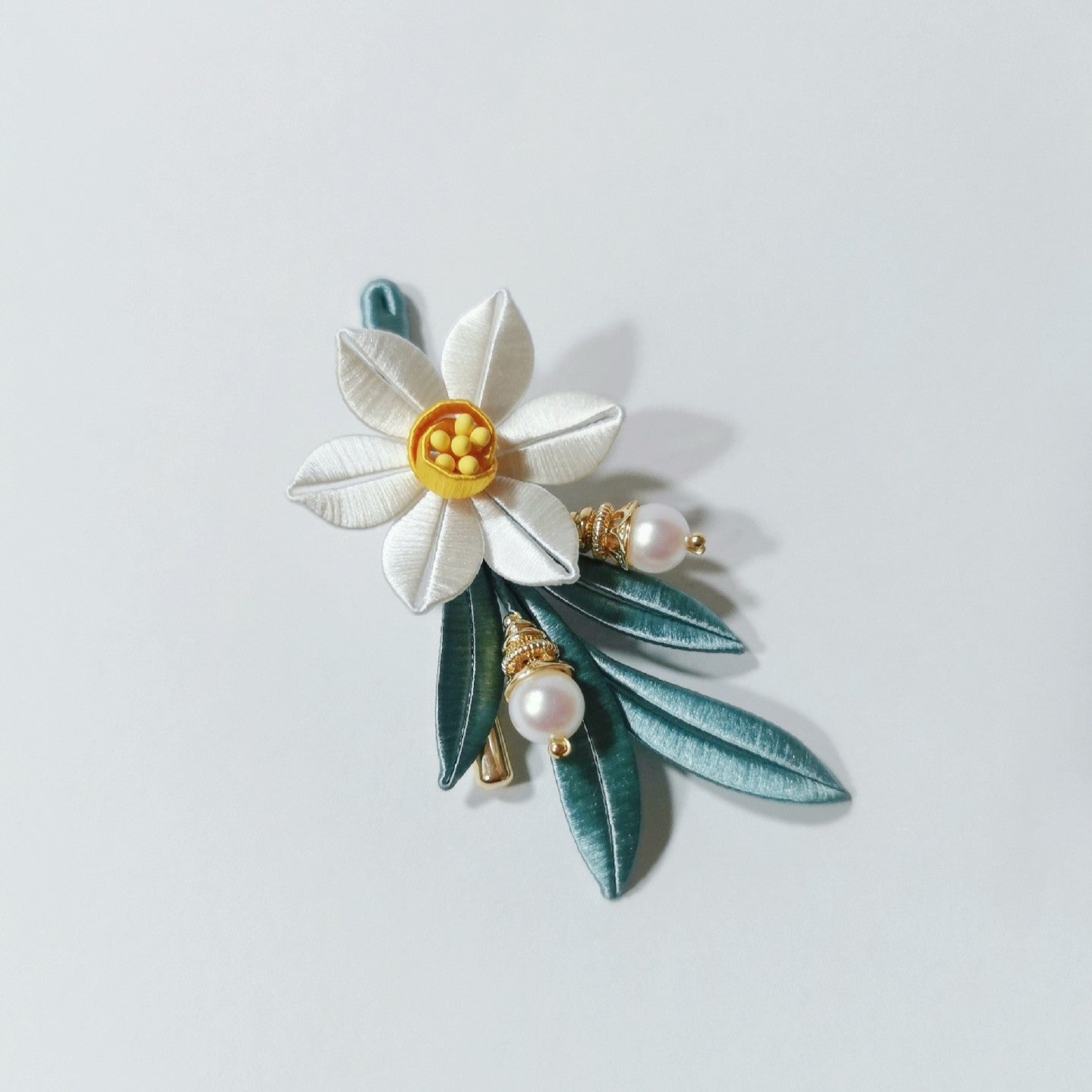 Broche Narcisse Chanhua faite main – Fleur blanche, feuilles sarcelle et perle