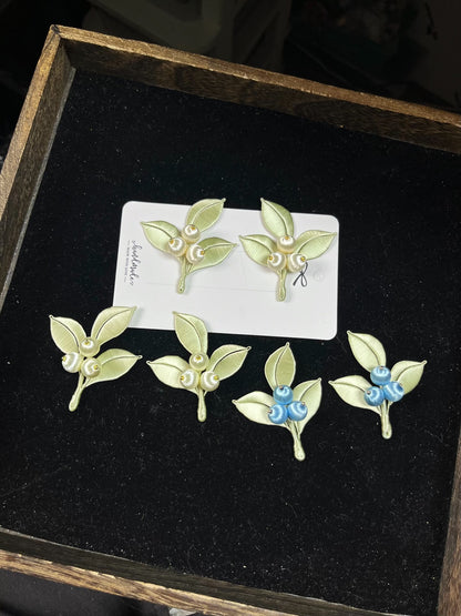 Handmade Chanhua berry hair clips with light - green leaves and white and light - blue berries